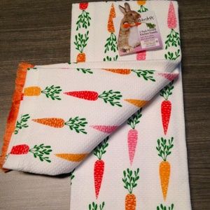 NWT Colorful carrots and fun fringe! Kitchen Towel Set of 2. Fun carrots.